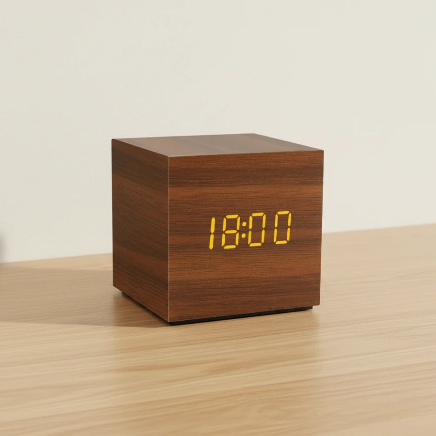 Réveil bois cube design