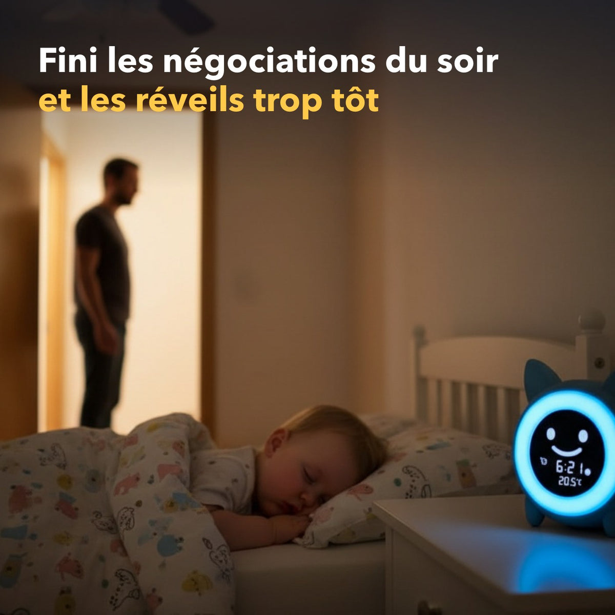 Enfant endormi, le réveil sur la table de nuit, parent dans l'embrasure