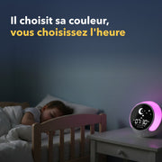 Le réveil éclairant la chambre d'une couleur le soir