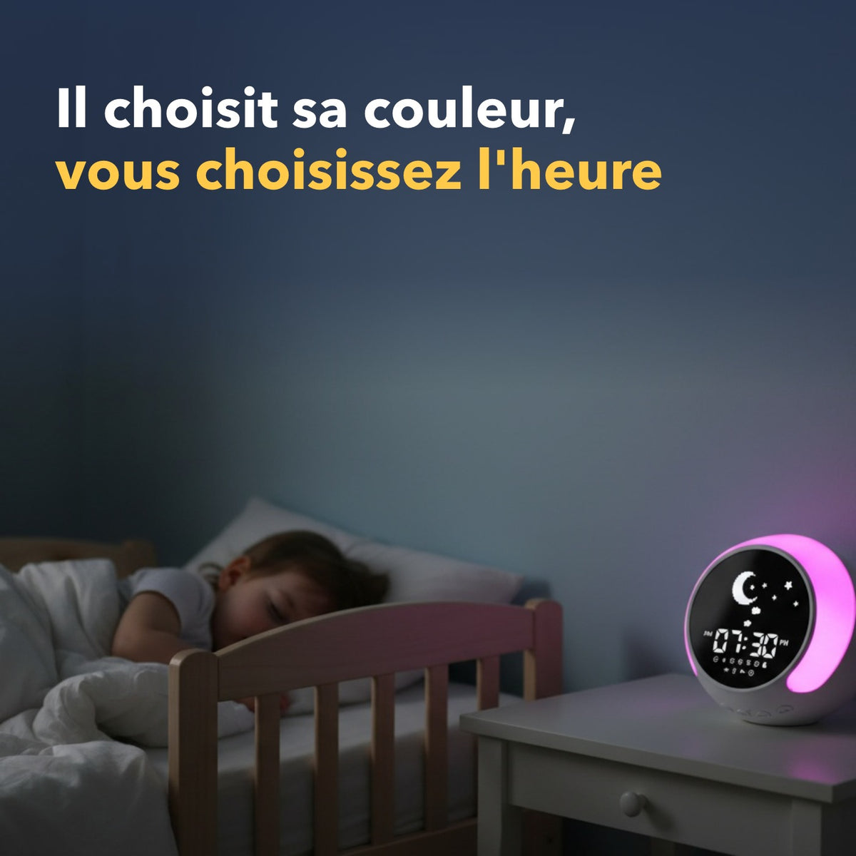 Le réveil éclairant la chambre d'une couleur le soir