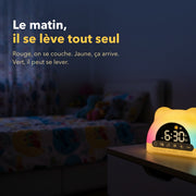 Le réveil allumé sur la table de nuit au petit matin