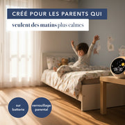 Enfant qui se réveille le matin, le réveil sur la table de nuit