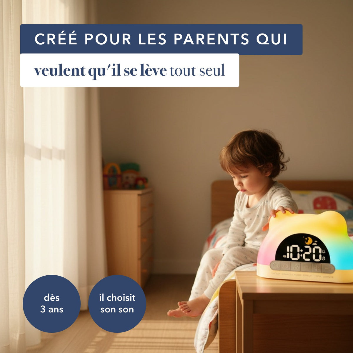 Enfant qui se lève seul et attrape son réveil le matin