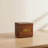 Réveil bois cube design