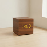 Réveil bois cube design