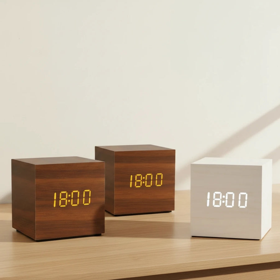 Réveil bois cube design