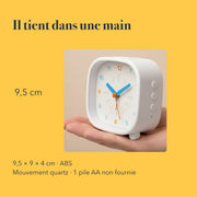 Les dimensions du réveil éducatif coloré pour enfant, tenu dans une main