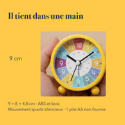 Les dimensions du réveil éducatif enfant, tenu dans une main