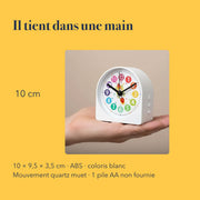 Les dimensions du réveil éducatif pour l'apprentissage, tenu dans une main