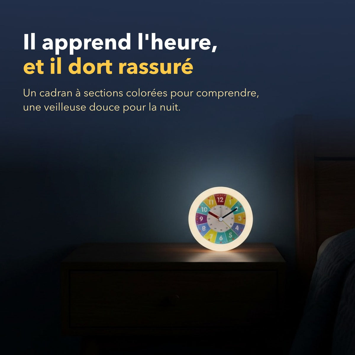 Réveil éducatif veilleuse intégrée en situation dans une chambre d'enfant