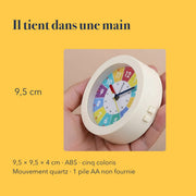 Les dimensions du réveil éducatif veilleuse intégrée, tenu dans une main
