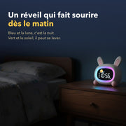 Réveil enfant jour et nuit lapin en situation dans une chambre d'enfant