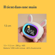 Les dimensions du réveil enfant jour et nuit lapin, tenu dans une main