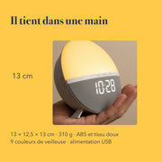 Les dimensions du réveil enfant simulateur d'aube éducatif, tenu dans une main