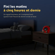 Réveil jour et nuit enfant veilleuse framboise en situation dans une chambre d'enfant