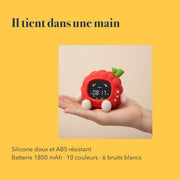 Les dimensions du réveil jour et nuit enfant veilleuse framboise, tenu dans une main