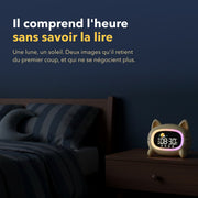 Réveil jour nuit enfant chat en situation dans une chambre d'enfant