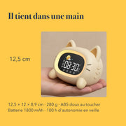 Les dimensions du réveil jour nuit enfant chat, tenu dans une main