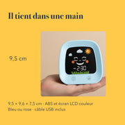 Les dimensions du réveil jour nuit pour enfant, tenu dans une main