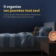 Réveil pédagogique enfant en situation dans une chambre d'enfant