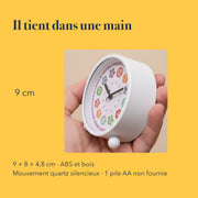 Les dimensions du réveil pédagogique enfant, tenu dans une main