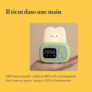 Les dimensions du réveil veilleuse enfant grille-pain, tenu dans une main